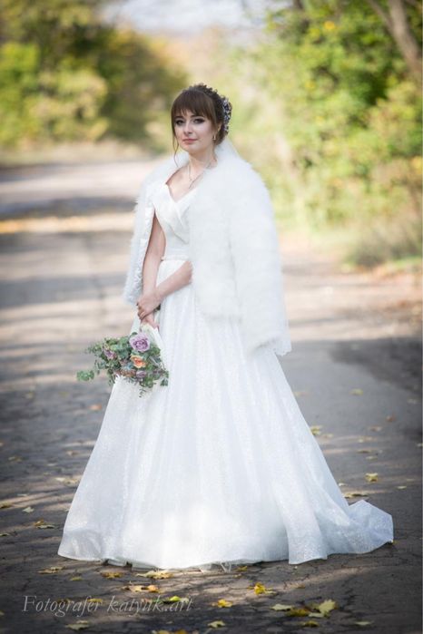 Свадебное платье в блестках со спущенными плечиками