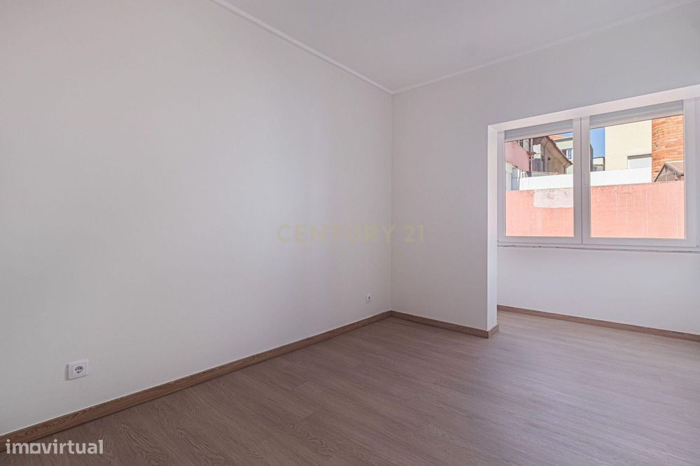 T2 Totalmente Remodelado | Luminosidade, Conforto e Terraço de 45 m²