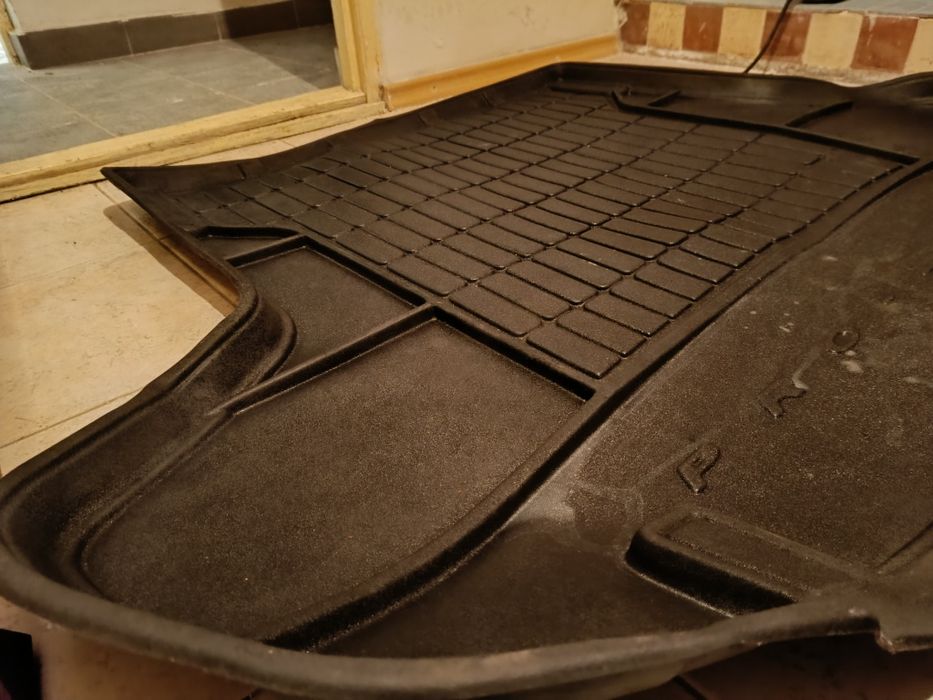 Mata bagażnika Avensis T27 kombi