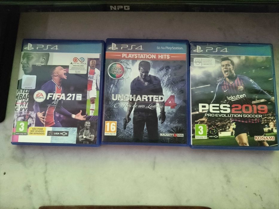 PlayStation 4 500 GB,3 jogos, comando e respectivos cabos,na caixa