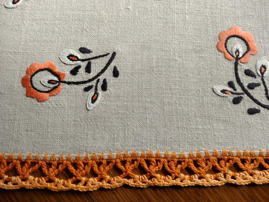 Bieżnik z babcinej komody- haft ręczny na lnianym płótnie