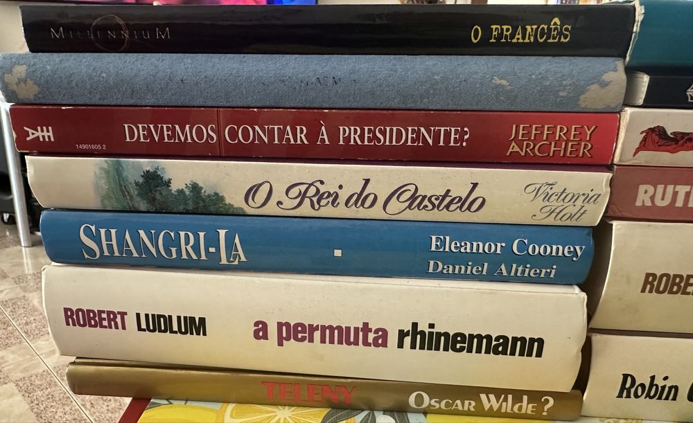 Livros variados em bom estado