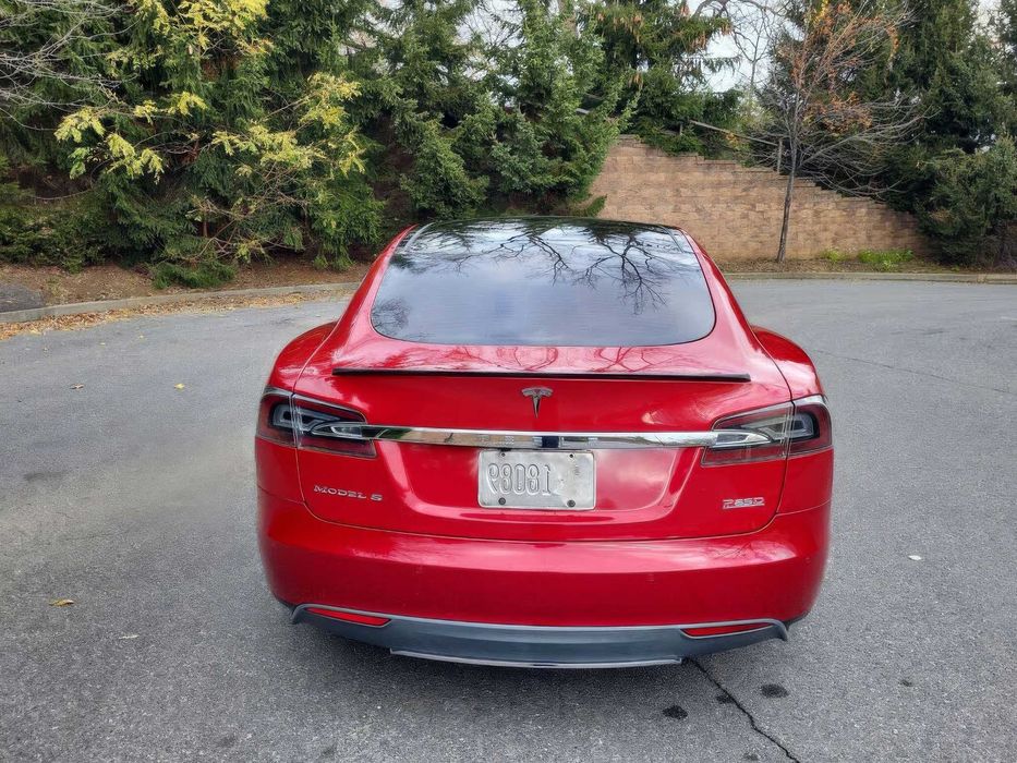 Tesla Model S P85D      2015