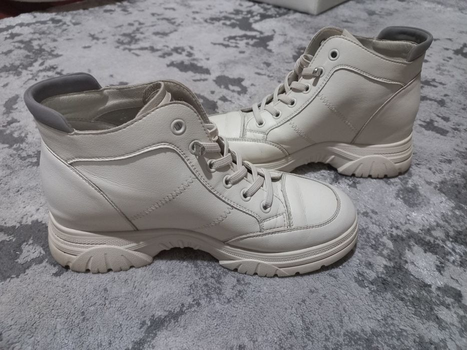 Жіночі ботинки білого кольору Lonza