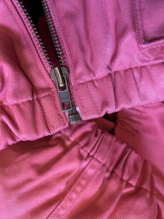 Jaqueta corta-vento com capuz removível