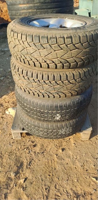4 Rodas/Pneus para SsangYong Musso / Jeep Covision VI-286 A/T medida 235/75R15.