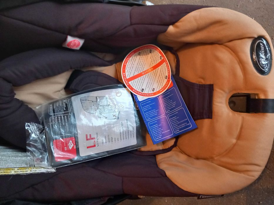 Cadeira de bebe usada a venda para desocupar.