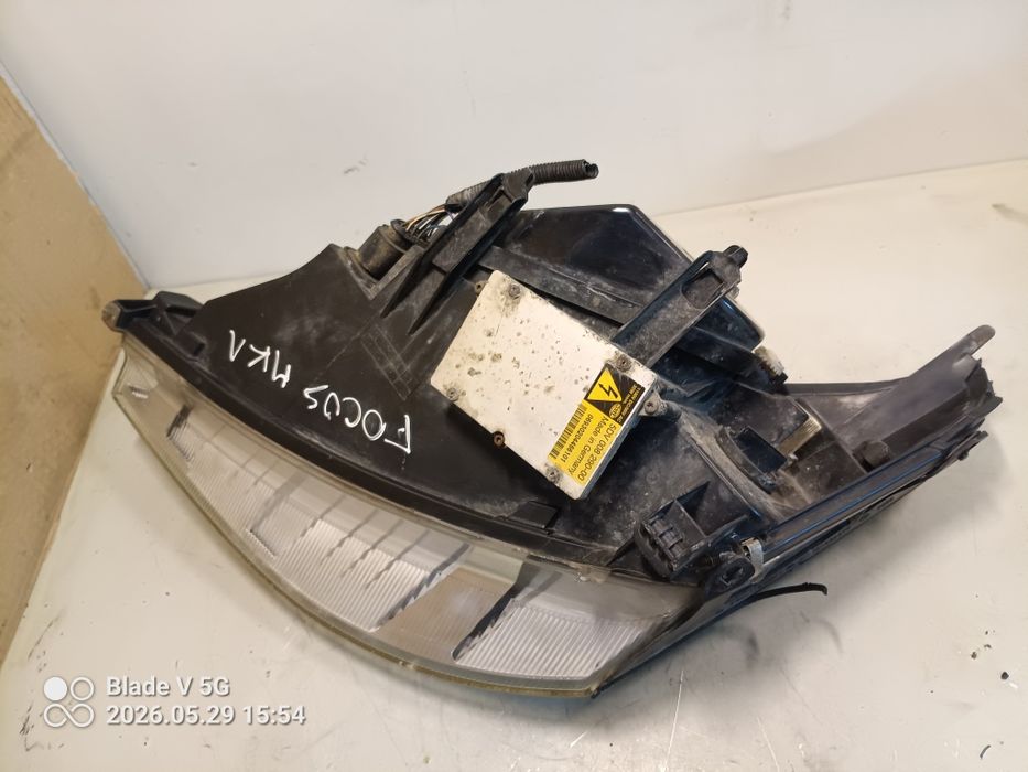 " Focus MK1 lampa prawa przednia EU Xenon