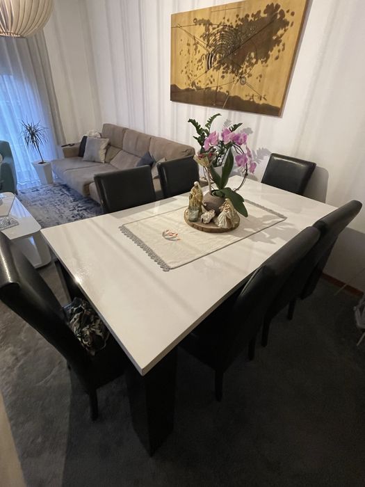 Mesa de jantar com cadeiras como nova