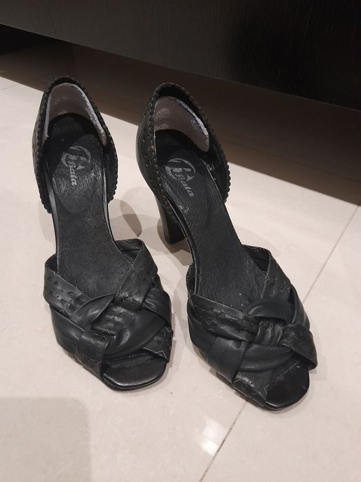 Sandália Preta com pormenor traçado [35]