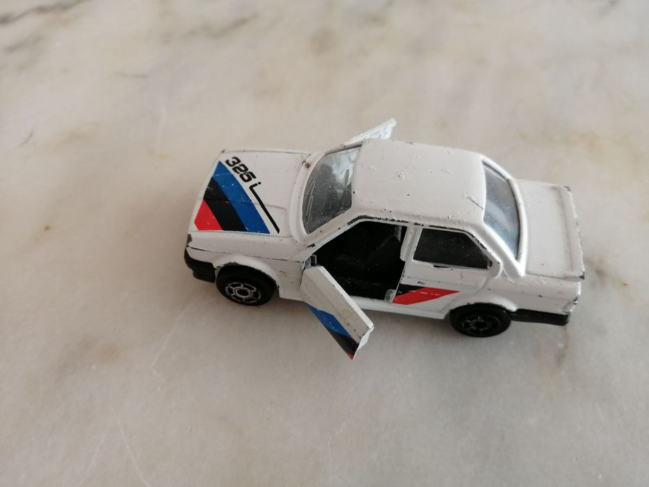 miniatura bmw 325I