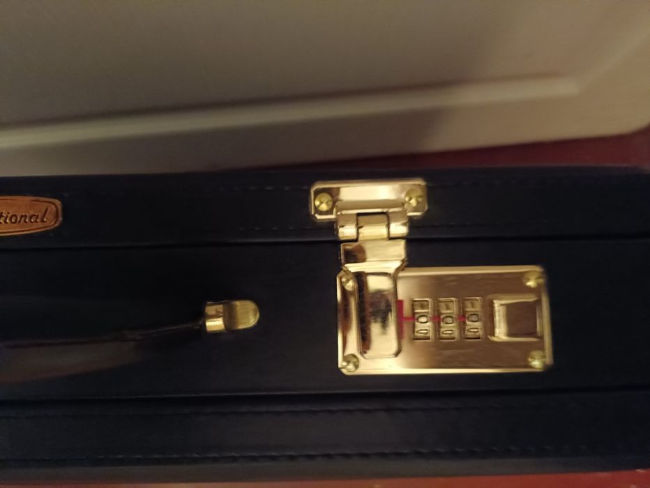 Дипломат чорний з золотистими замикачами