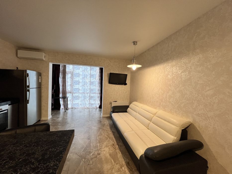 Сдам 2- ком с кухней гостинной и большым балконом .