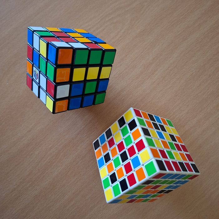 O pack da frustração: Rubik's 4x4 Preto + V-Cube 7x7
