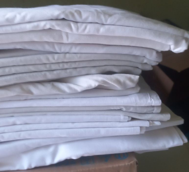 Простыни.Белые . 100%. Хлопок. Б/у. Чистые .