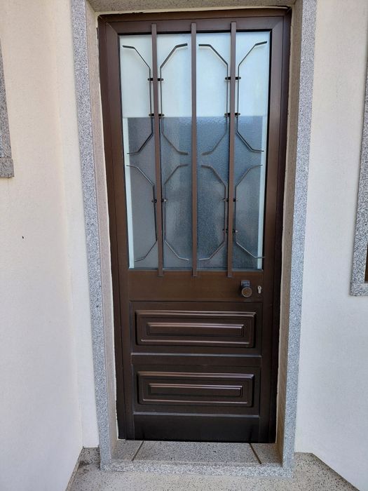 Porta de alumínio com vidro fosco