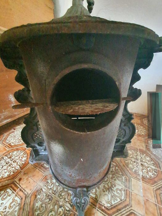 Salamandra antiga em ferro fundido