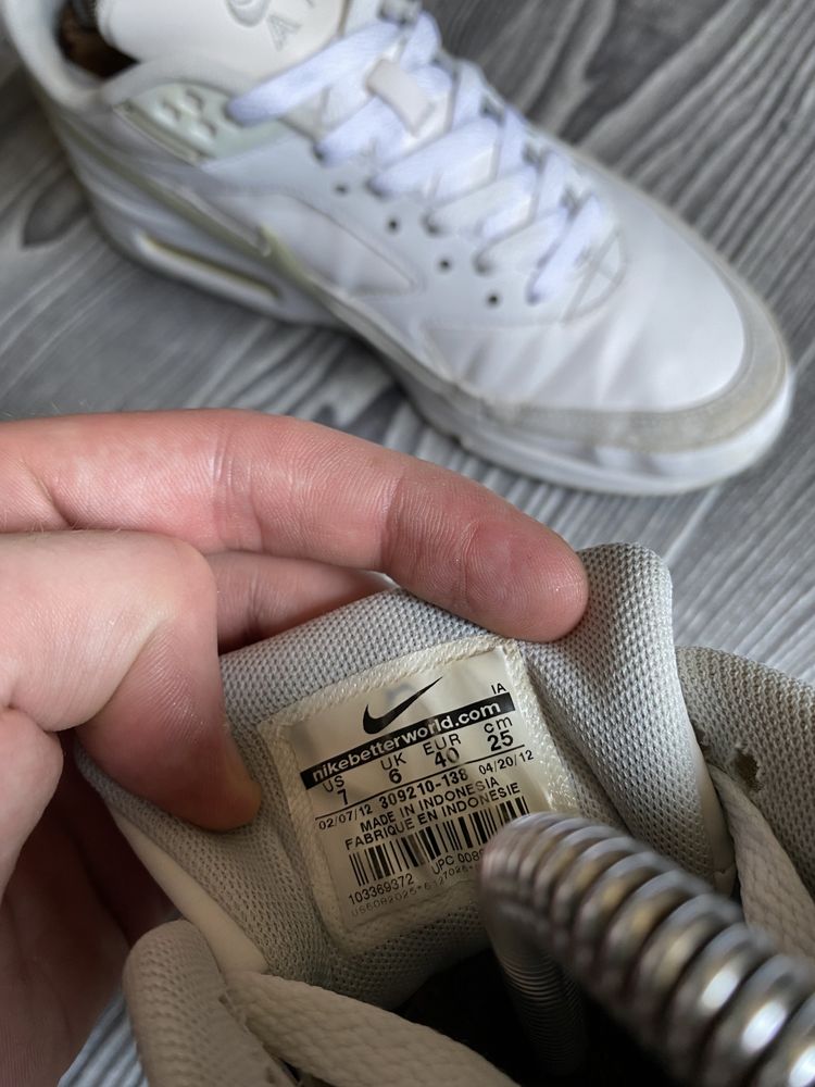 White nike best sale air max classic