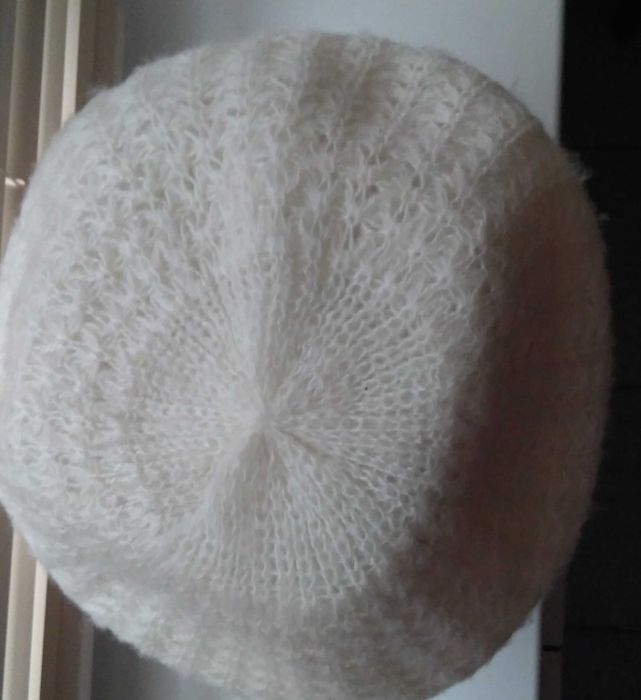 Берет вязаный из пряжи «паутинка» 100% акрил, молочный цвет.