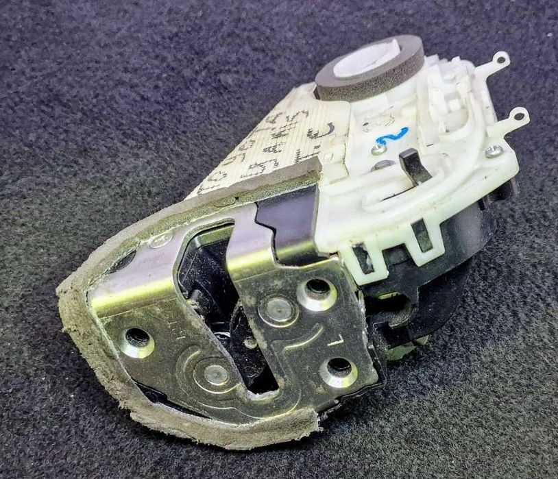Fechadura / Fecho Porta Trás Esquerdo - TOYOTA YARIS