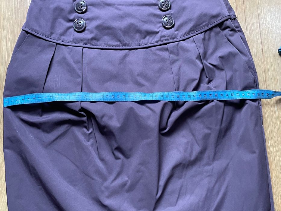 Krótka spódniczka dopasowana do kolan bombka