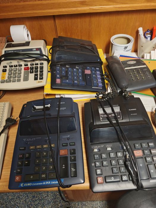 Telemóveis, telefones e calculadoras antigas
