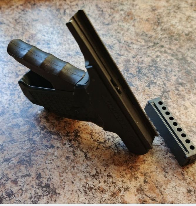 Продам пистолет игрушечный на пистонах