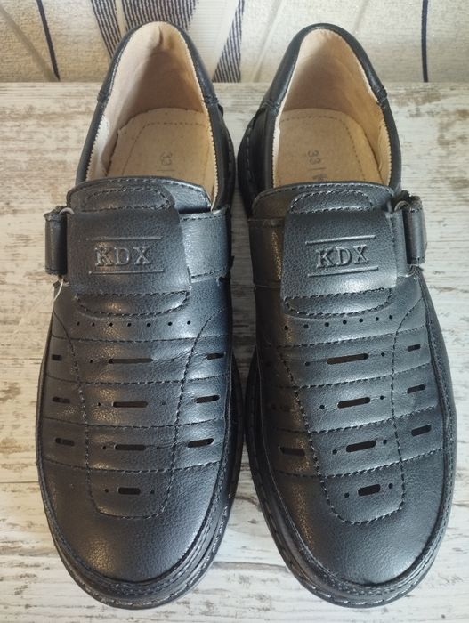 Туфлі НОВІ класичні для хлопчика 34-35 розмір.