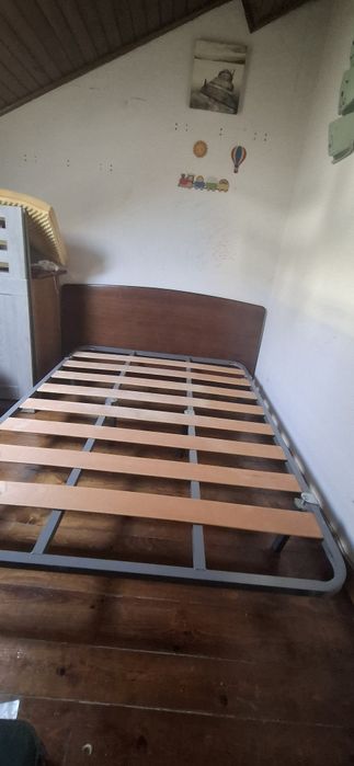 Conjunto Cama de Casal – Cabeceira em Madeira + Estrado de Ripas com Pés