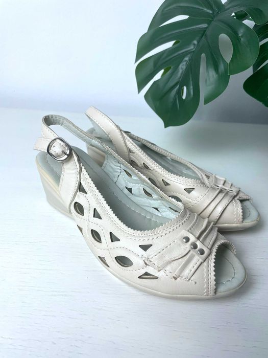 Kremowe Buty damskie sandały na koturence ecru (rozm. 37)