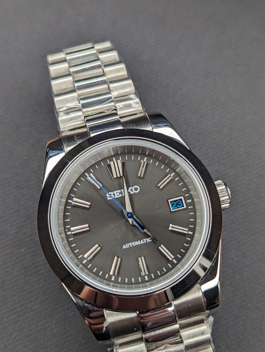 Piękny grafitowy Seiko mod z nakładanymi indeksami niebieski akcent