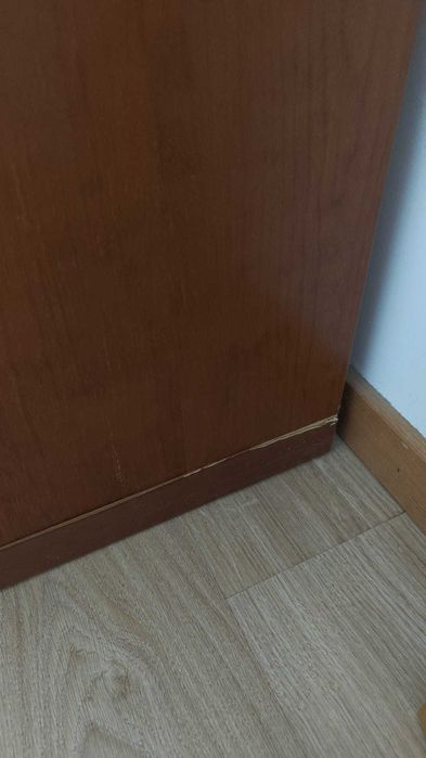 Cristaleira em madeira com portas de vidro e arrumação