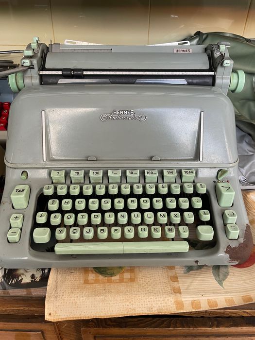 Máquina escrever antiga Hermes Ambassador