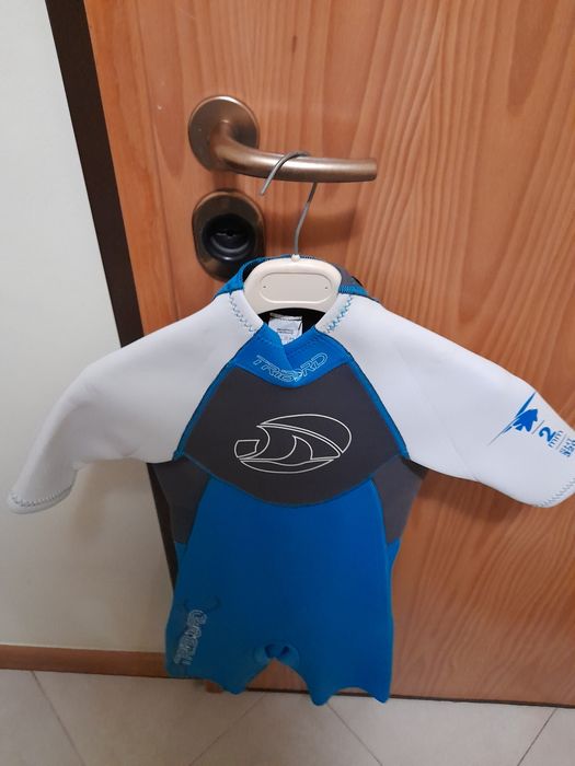 fato de surf para criança