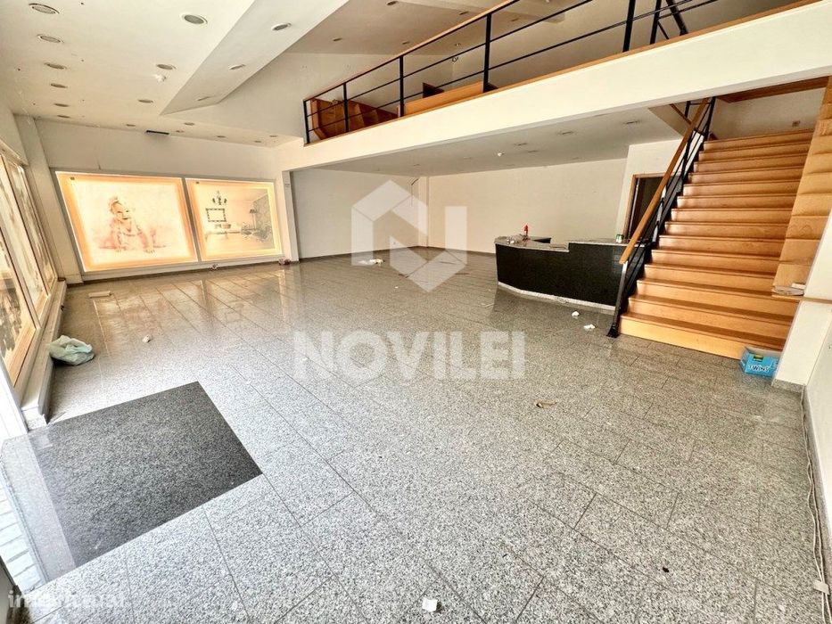 Loja de 2 pisos no Átrio Central de Centro Comercial, Pombal