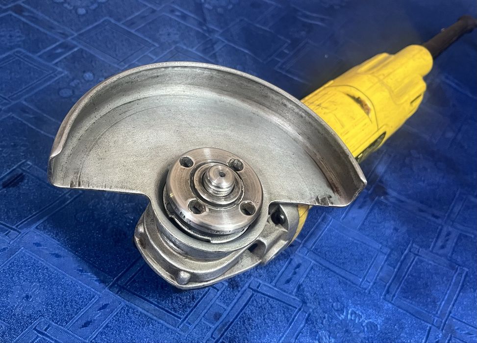 DeWALT DWE4057 Болгарка 125мм 800Вт
