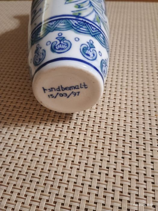 Porcelanowy wazonik z motywem ryb.