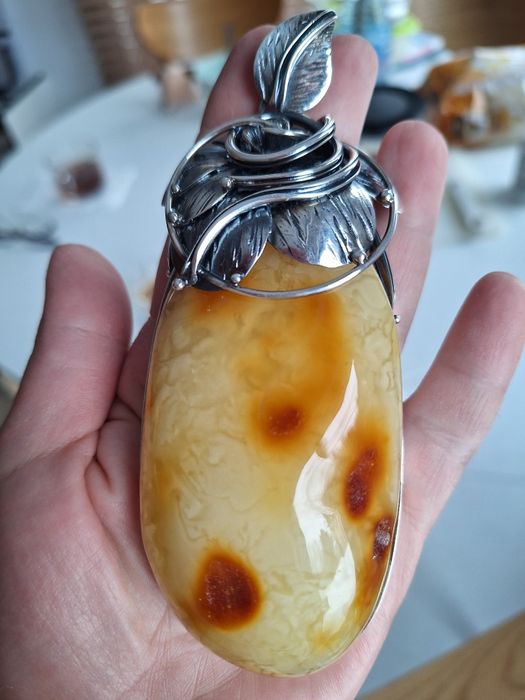 Wisior gigant bursztyn w srebrnej artystycznej oprawie