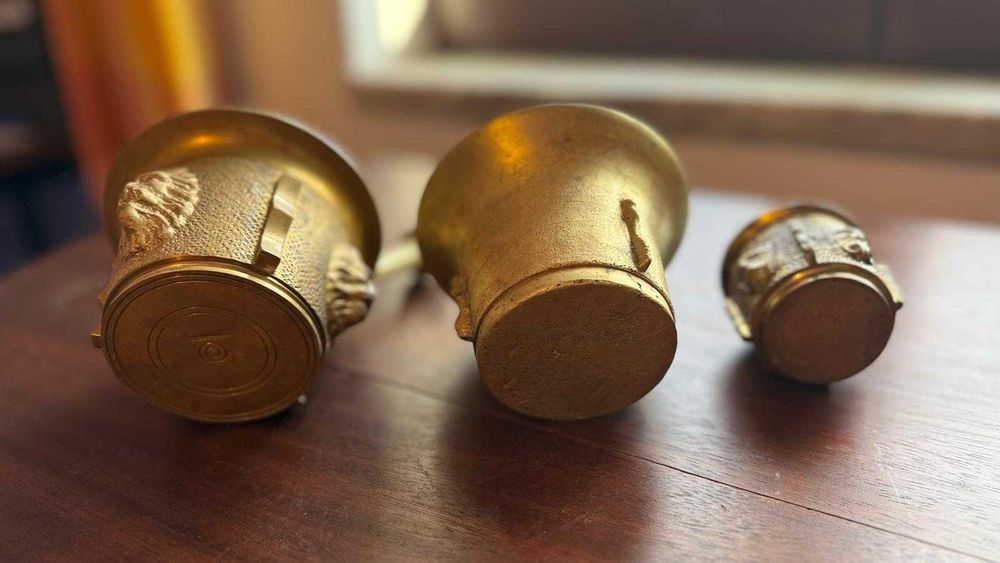 3 Almofarizes latão com pilão - máscaras e leões em relevo - conjunto de 3 tamanhos