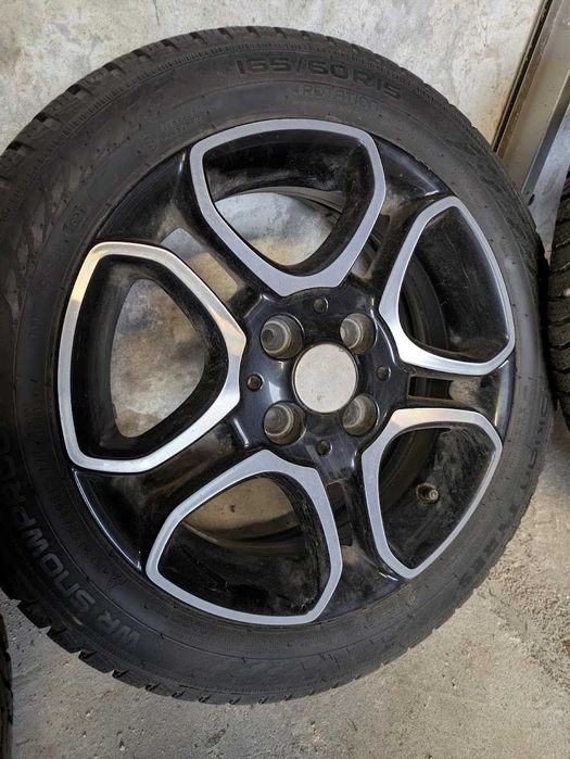 Felgi 4x100 z oponami zimowymi.