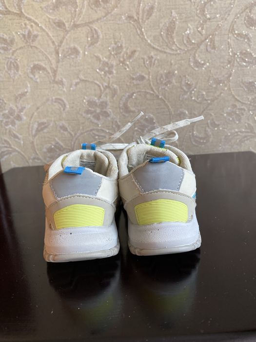 Кросівки як для хлопчика так і для дівчинки