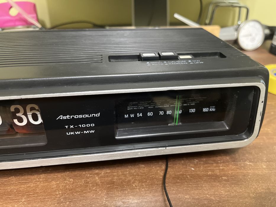 Zegar klapkowy z radiem Astrosound TX-1000