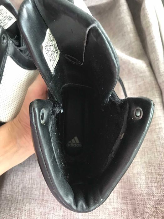 Винтажные кроссовки Adidas 2000-х годов в стиле боксёрской обуви.