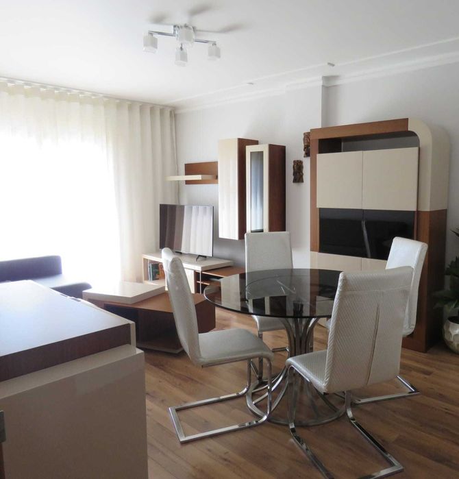 Mobiliário de Sala Completo (13 Peças) – Design Moderno Lacado/Nogueira