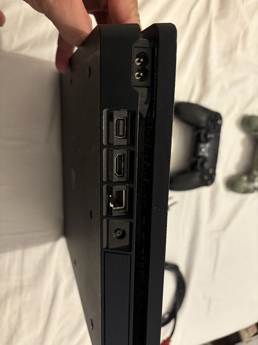 PS4 Slim + 1 comando + cabos