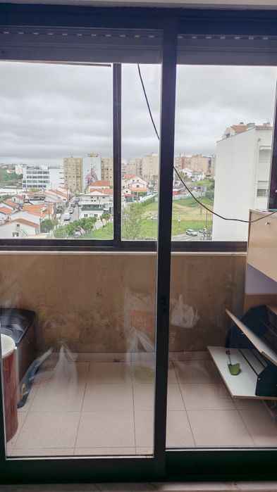 Janelas cor bronze com vidro duplo e estores