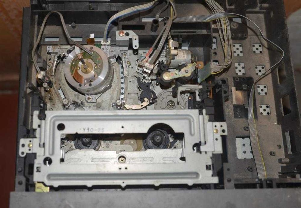 Три DVD, з/ч до відеомагнітофонів, тощо