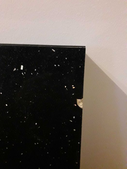 Placa de contraplacado preto com pequenos brilhos