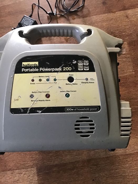 Інвертор компресор ліхтар Halfords portable power pack 200