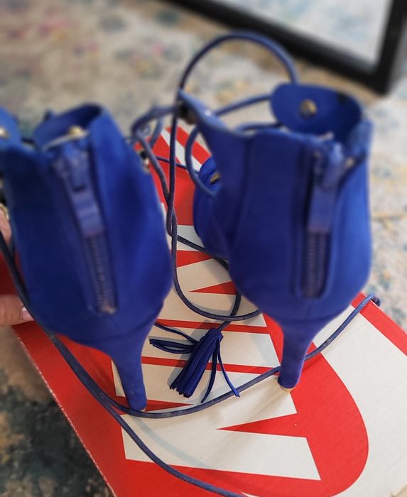 Niebieskie szpilki wiązane